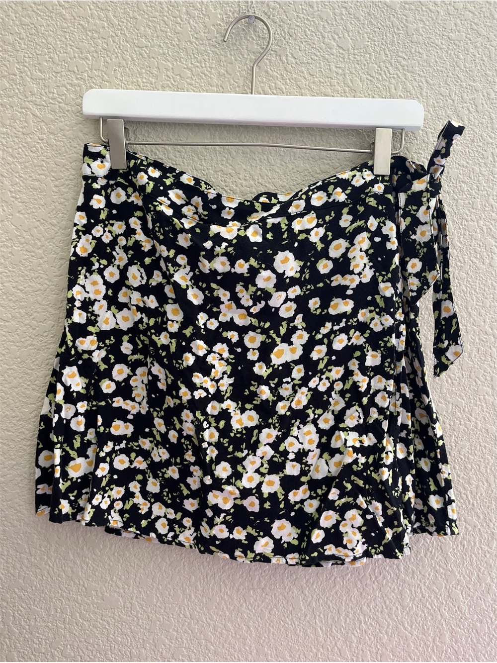 Abound Floral Wrap Mini Skirt Women’s Size Medium